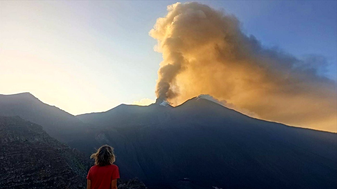Etna tour from Catania with a view over the lava fields at sunset