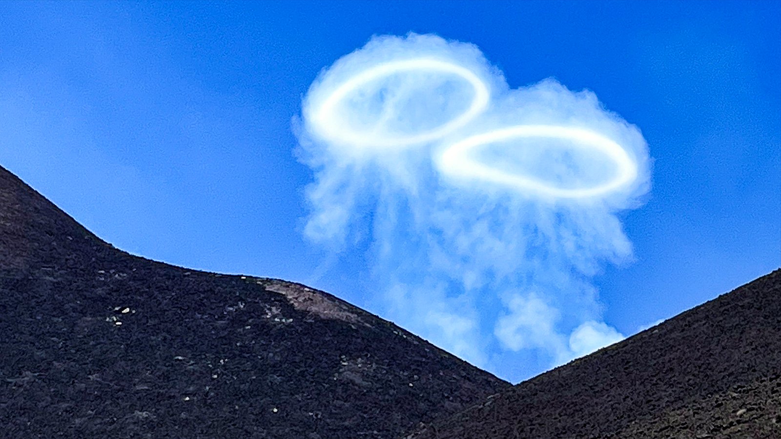 Anelli di fumo sopra l’Etna in una giornata limpida