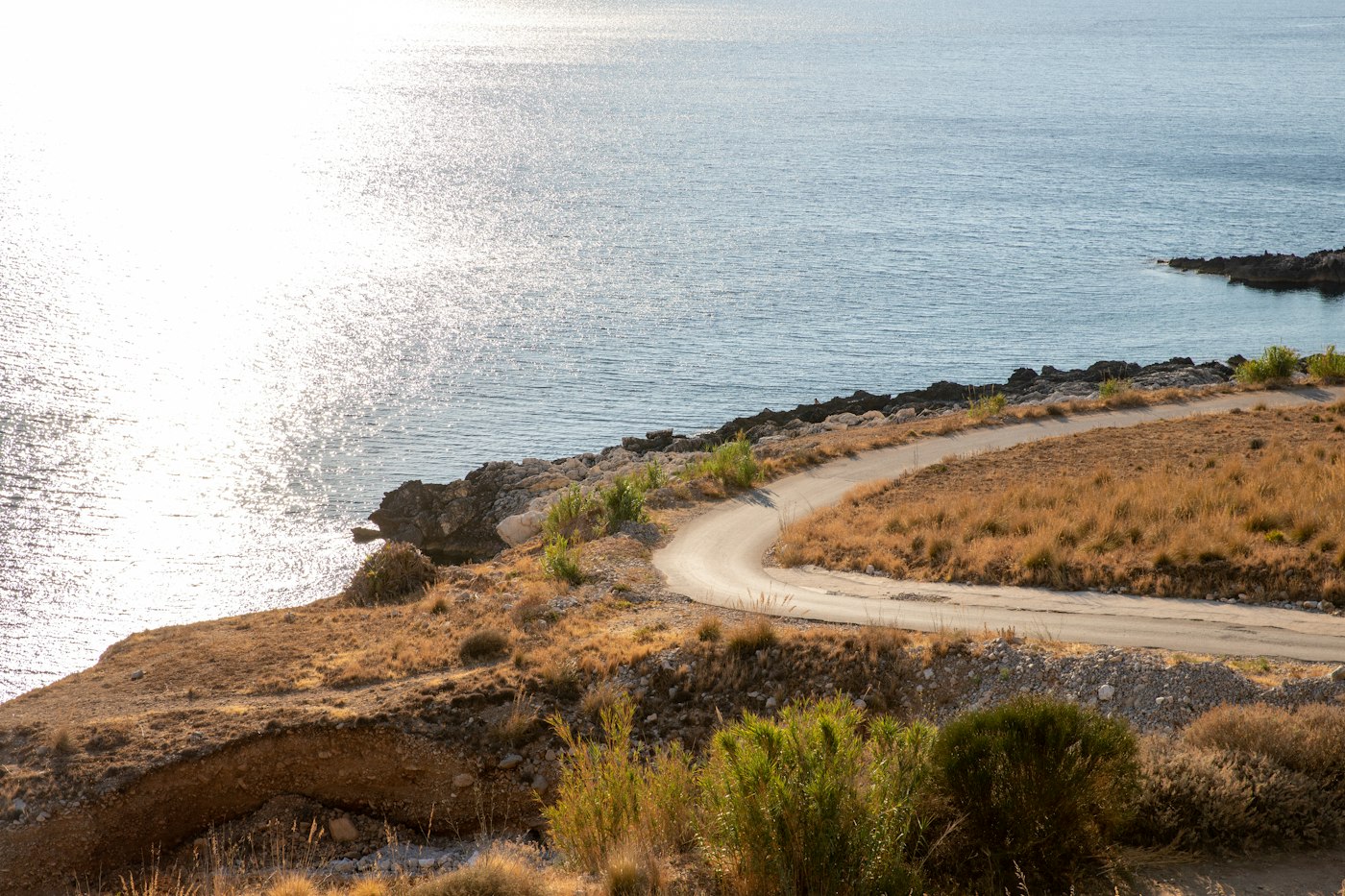 Kustweg langs de zee op Sicilië — achtergrond autorijden op Sicilië
