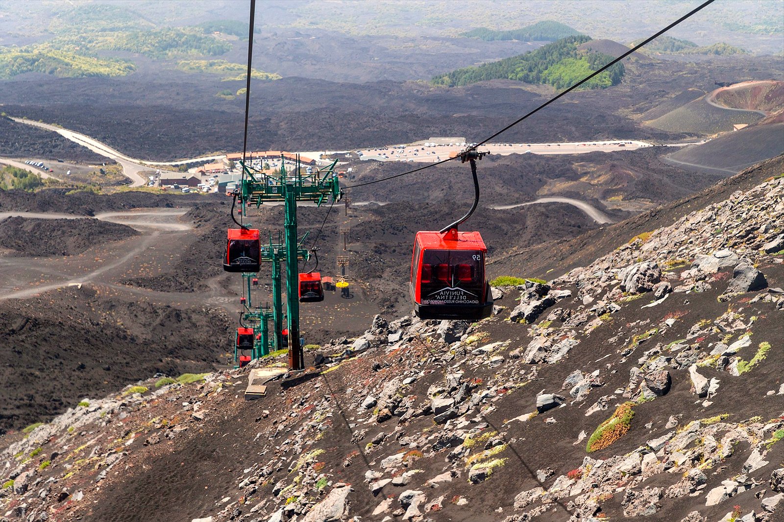 Cabine rosse della Funivia dell’Etna sopra le colate