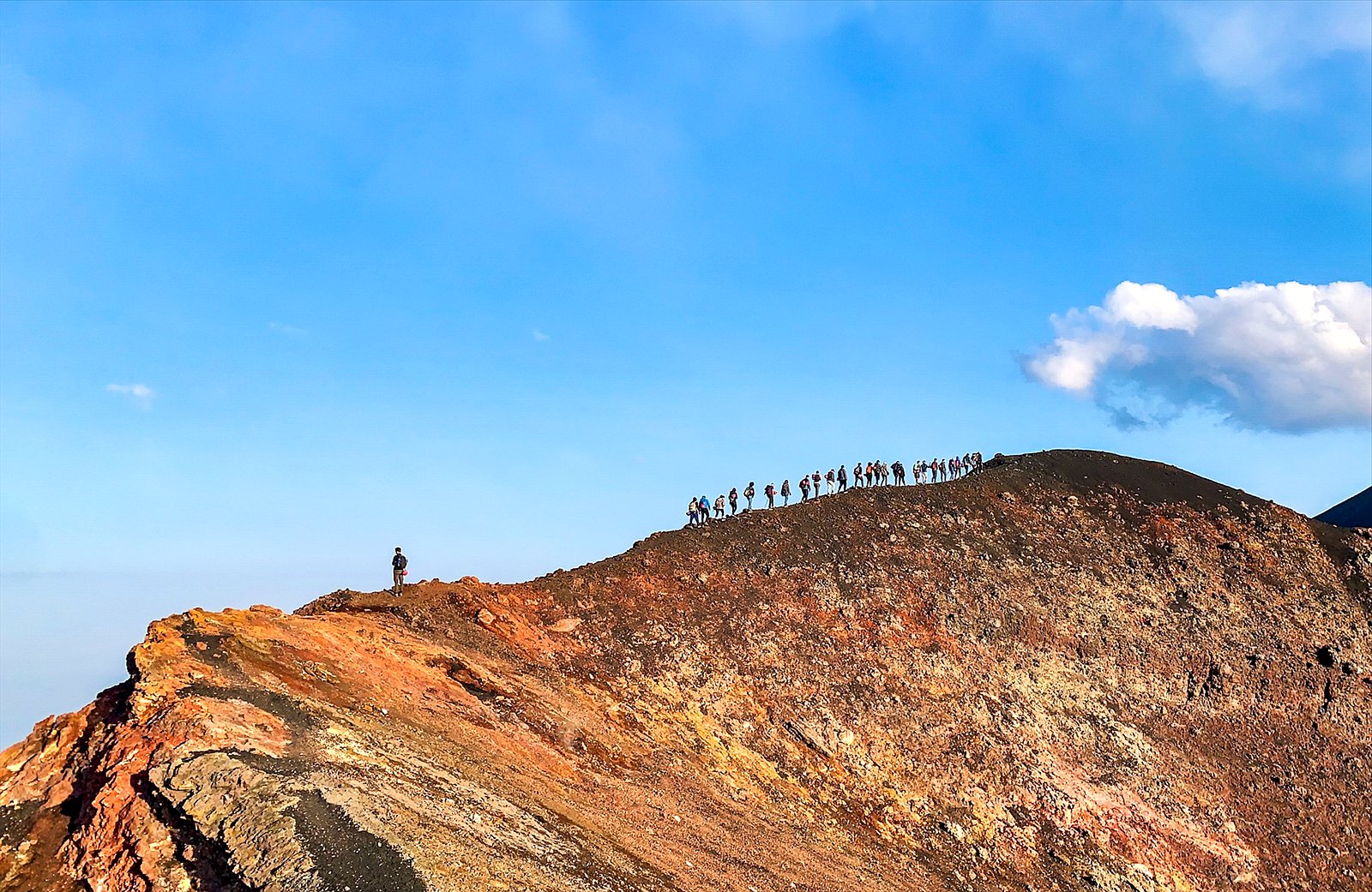 Escursionisti sul bordo di un cratere dell’Etna, Sicilia