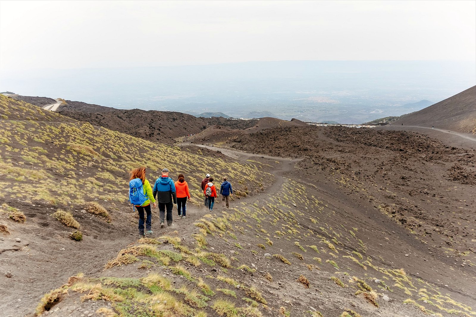 Escursionisti con giacca su un sentiero dell’Etna